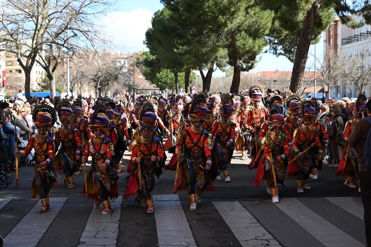 La comparsa Cambalada baila por la avenida Godofredo Ortega Muñoz.