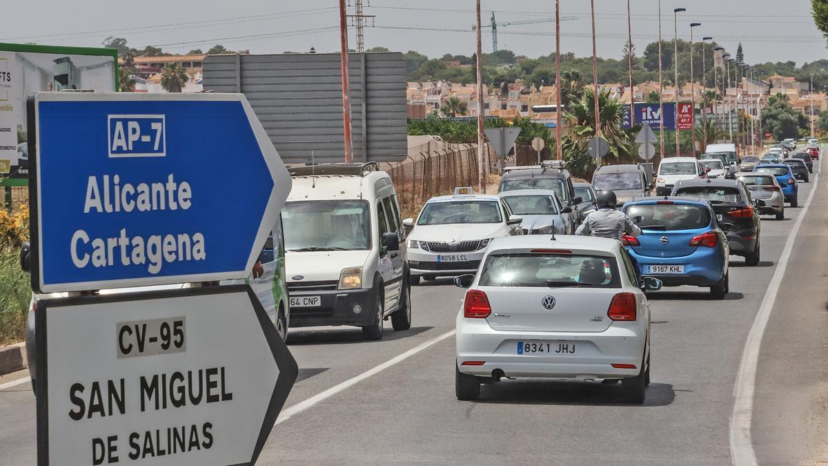 Congestiones en la CV-95 a la altura de Los Balcones, en Torrevieja