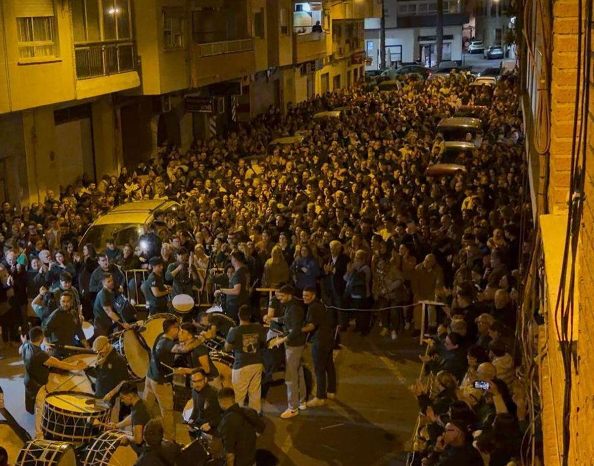 Numerosas personas acudieron a presenciar el toque de la cofradía alzireña.