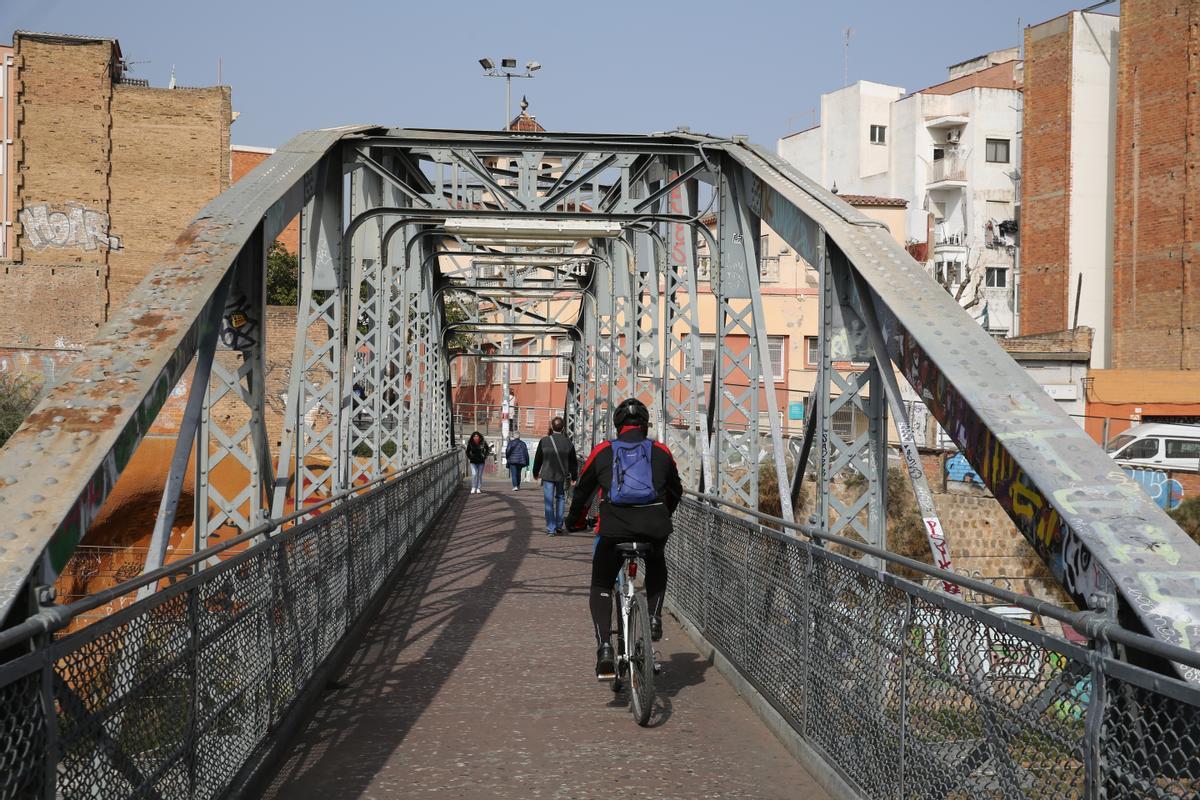 El histórico Pont den Jordà o Pont de la Torrassa de LHospitalet de Llobregat. Estado del puente y la degradación de sus alrededores