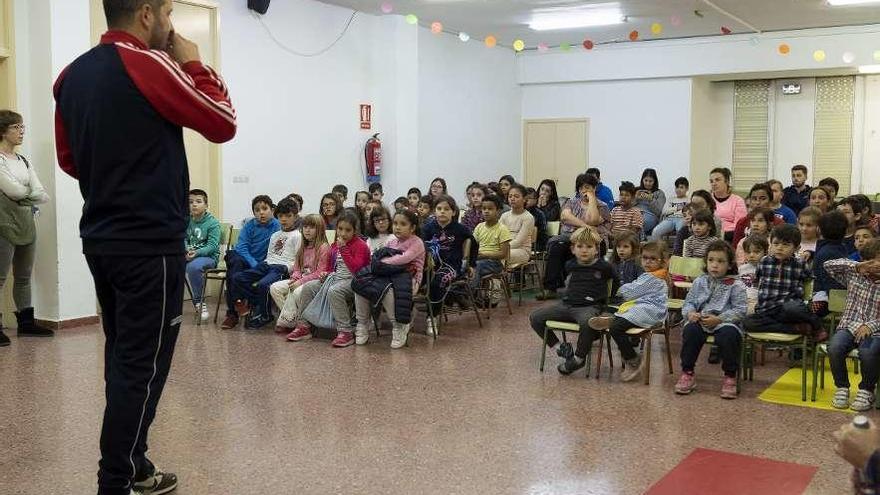 El técnico, Fernando Currás, se dirige a los alumnos del Ceip Manuel Luis Acuña. // Enzo Sarmiento