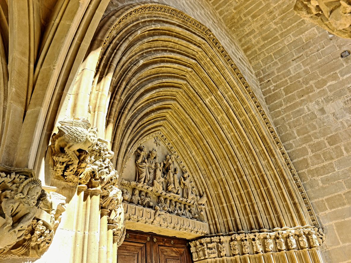 El pórtico de la iglesia de Santa María, con representaciones de la Adoración de los Reyes Magos y la Última Cena