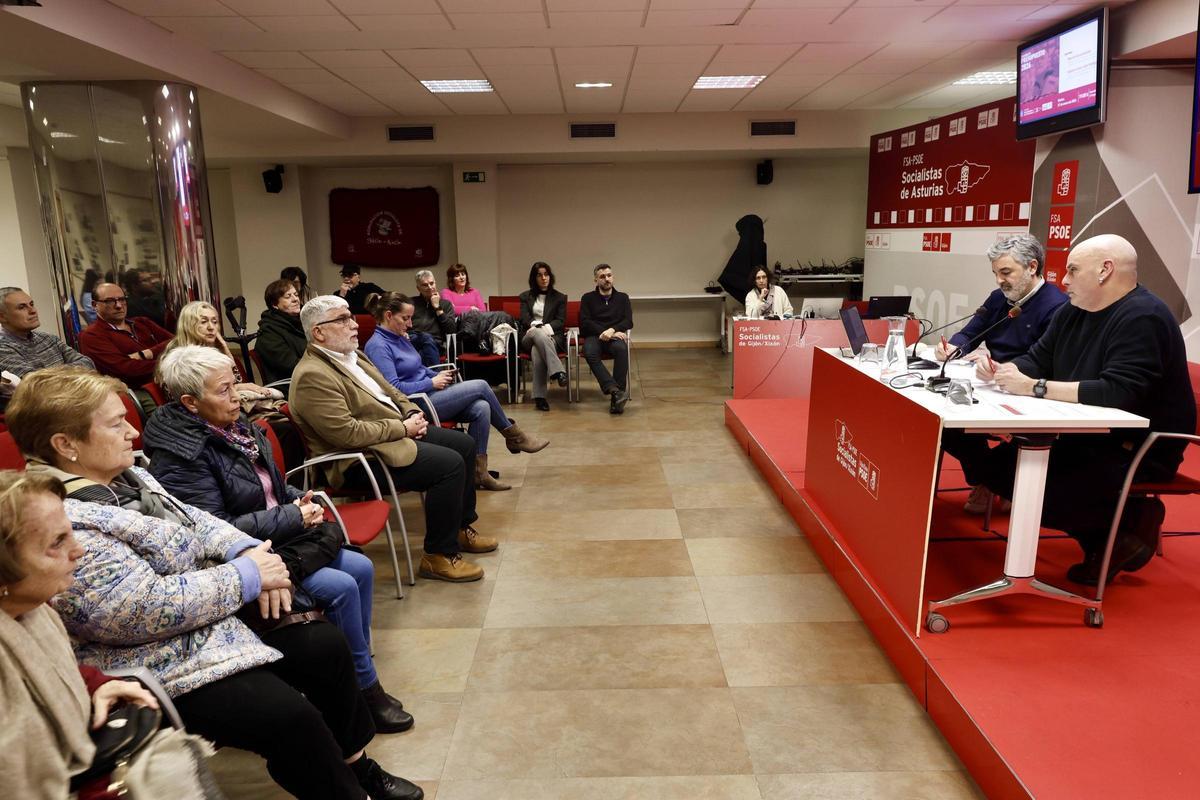 Un momento de la asamblea del PSOE de Gijón, con Monchu García y Alejandro Calvo, por la derecha.