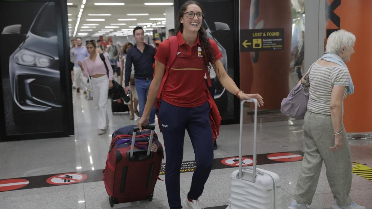 Emotivo recibimiento a Juana Camilión al aeropuerto de Palma tras lograr la playa en los Juegos de Paris.