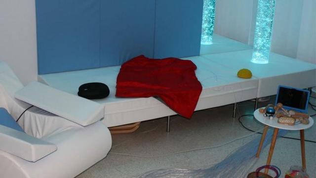 Abajo,sala multisensorial en Villalpando y estas líneas, los residentes con un puzzle. | Cedida