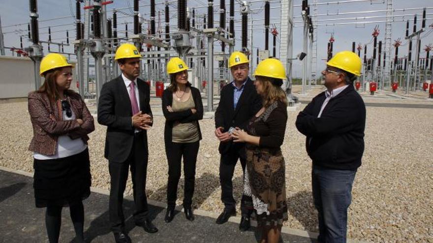 La alcaldesa de Alzira y el director general de energía, en la inaguración de la subestación.