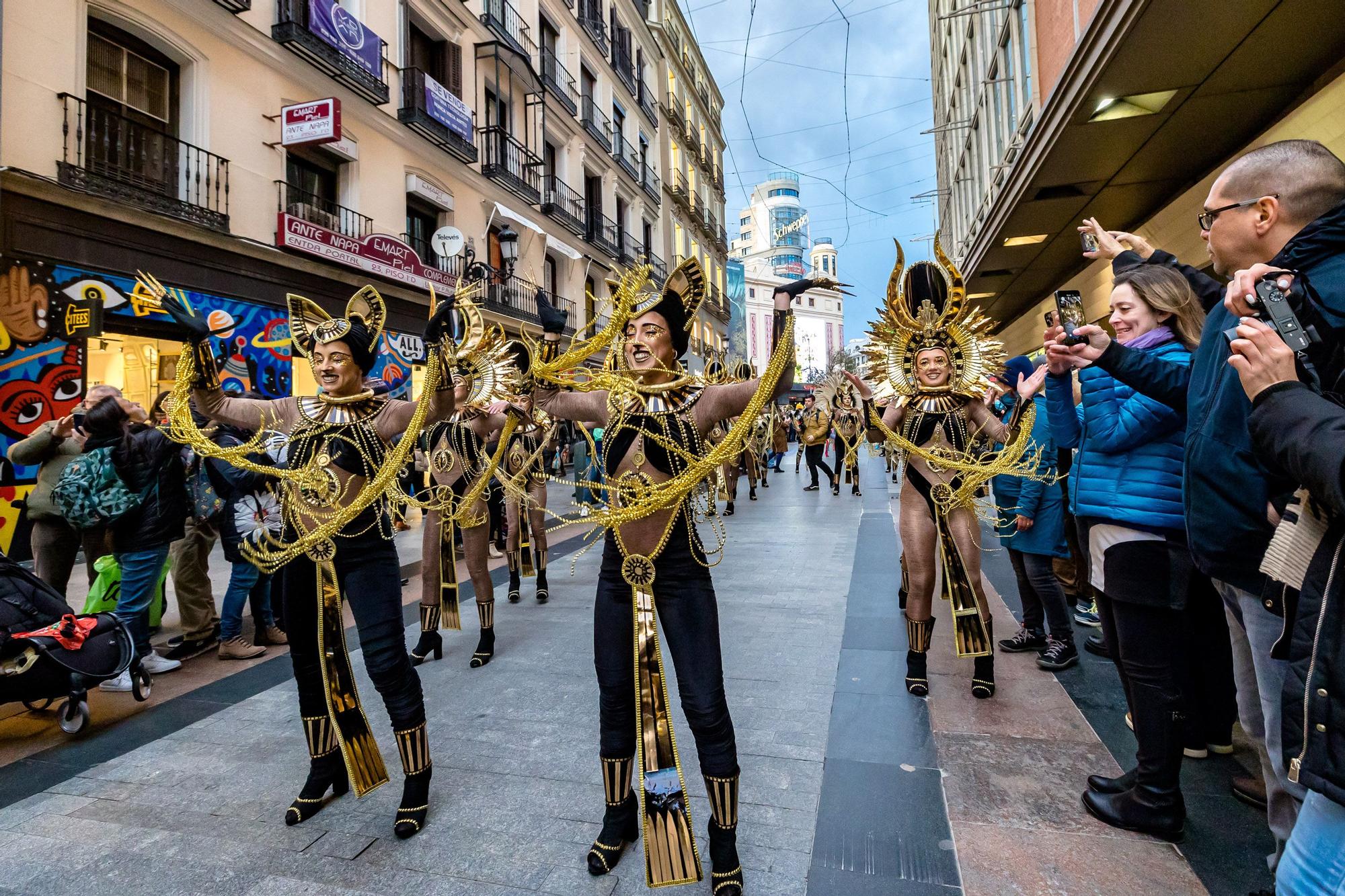 El Carnaval de Torrevieja desfila en el centro de Madrid con motivo de Fitur