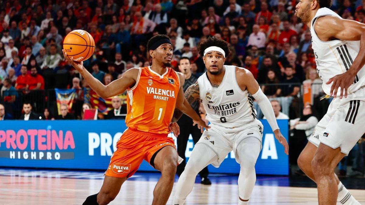 Kameron Taylor, en una accción ante el Real Madrid en el Roig Arena.