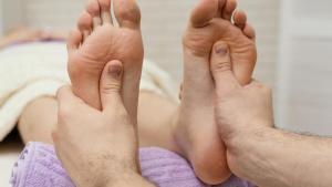 Cuatro enfermedades que puedes detectar tú mismo mirándote los pies