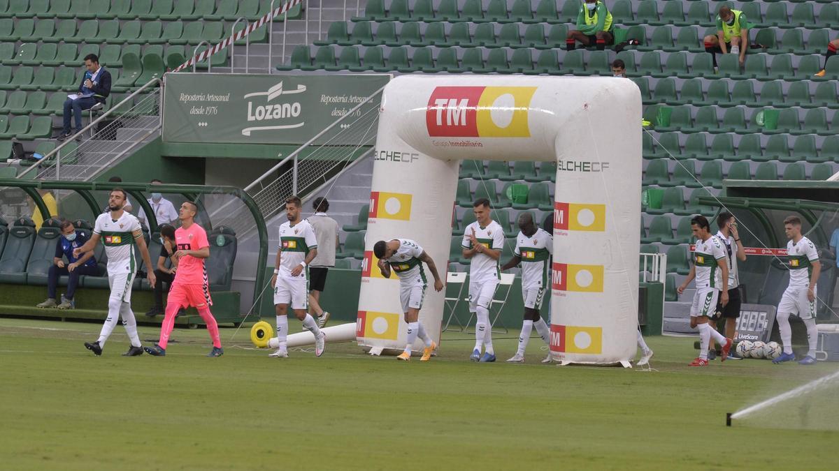 Los jugadores del Elche saliendo al terreno de juego con Gonzalo Verdú como capitán ante la suplencia de Nino.