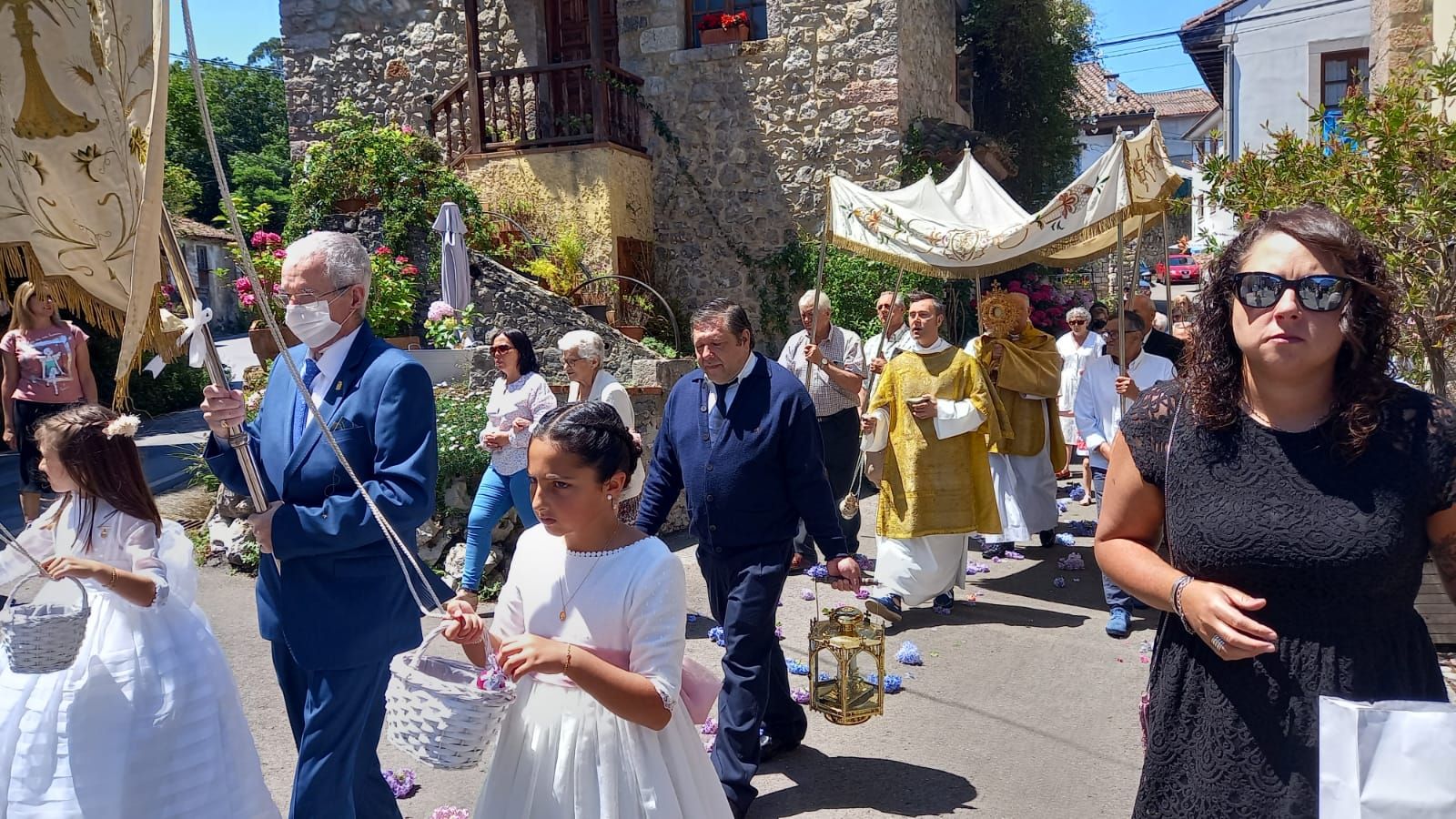 Cue se llena de color con sus alfombras florales