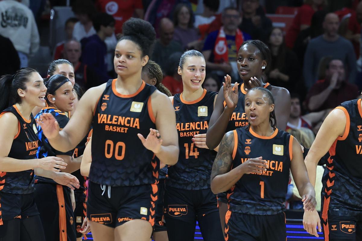 ZARAGOZA, 14/05/2026.- Las jugadoras del Valencia celebran su victoria en el primer partido de la final de la Liga Femenina Endesa entre Casademont Zaragoza y Valencia Basket, este jueves en el pabellón Príncipe Felipe de Zaragoza. EFE/ Javier Cebollada