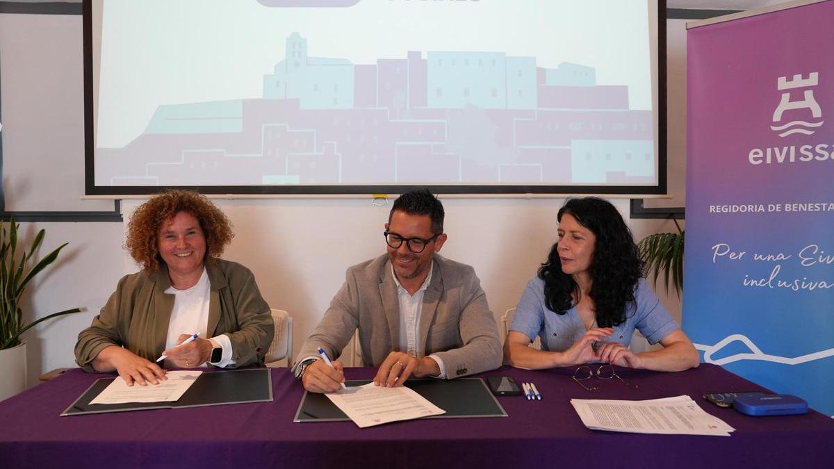 Alcalde Rafael Triguero junto a representantes en la firma de las subvenciones.