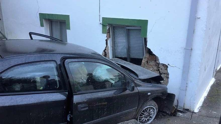 El vehículo se llevó por delante la ventana de la casa, con gruesos muros de piedra.