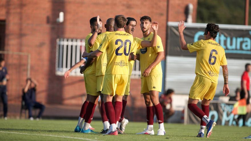 Los jugadores del Pontevedra celebrando uno de los goles que marcaron el miércoles al Fabril.