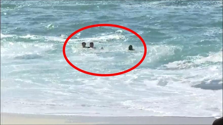Dos senegaleses se lanzan al mar en Riazor para salvar la vida a un hombre