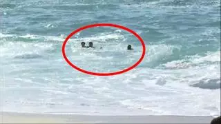 Dos senegaleses se lanzan al mar para salvar la vida a otro que pedía auxilio