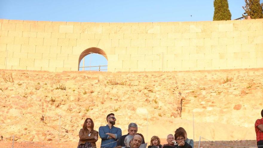 Un grupo de personas en la escalera del Teatro Romano.