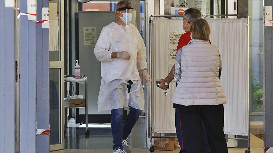 Un centro de salud en València atiende a pacientes que se realizan las pruebas del virus, en una imagen reciente.