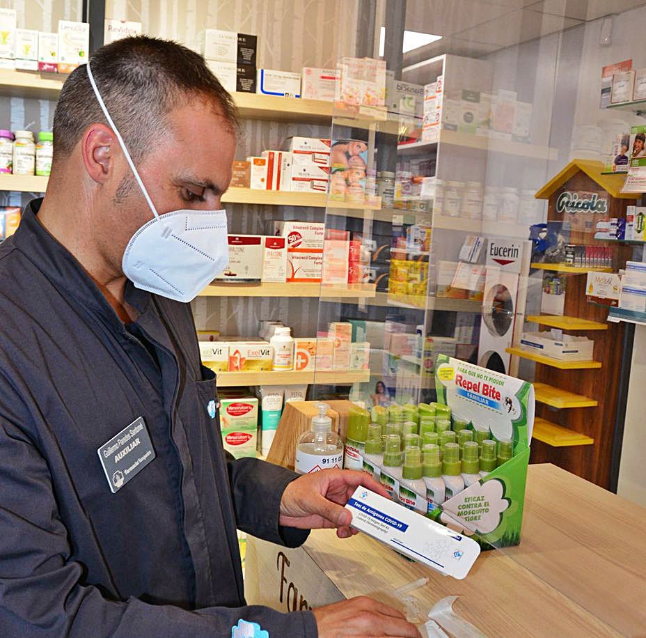 Guillermo Paredes con el test en la farmacia Xunqueira. |  // G. NÚÑEZ.