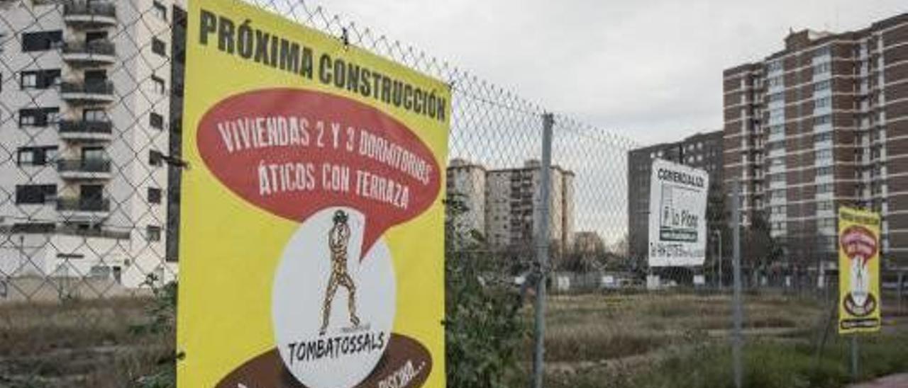 Una nueva promoción se anuncia en un solar próximo a la escultura de Tombatossals.