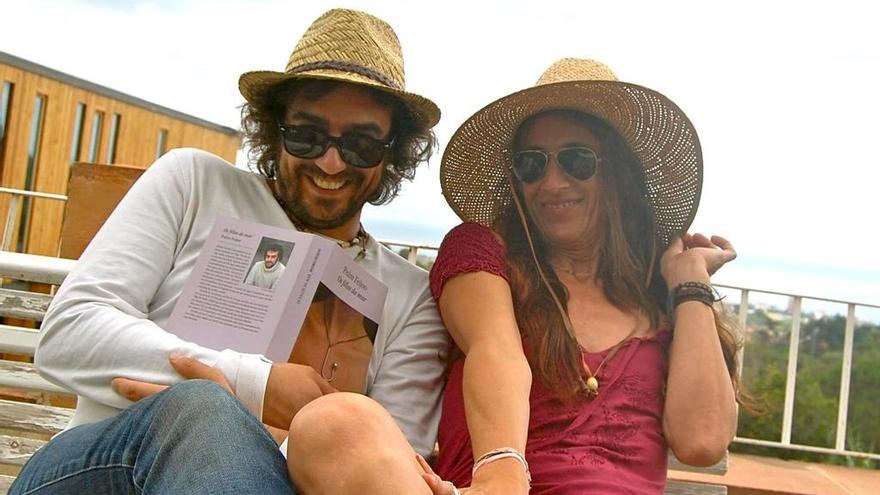 El escritor Pedro Feijoo en 2012 junto a su pareja, Marta Rodés, en Cabrera de Mar.