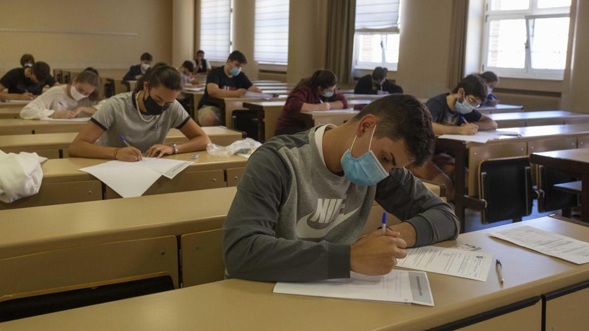 Alumnos durante el examen de selectividad el pasado julio. // FdV