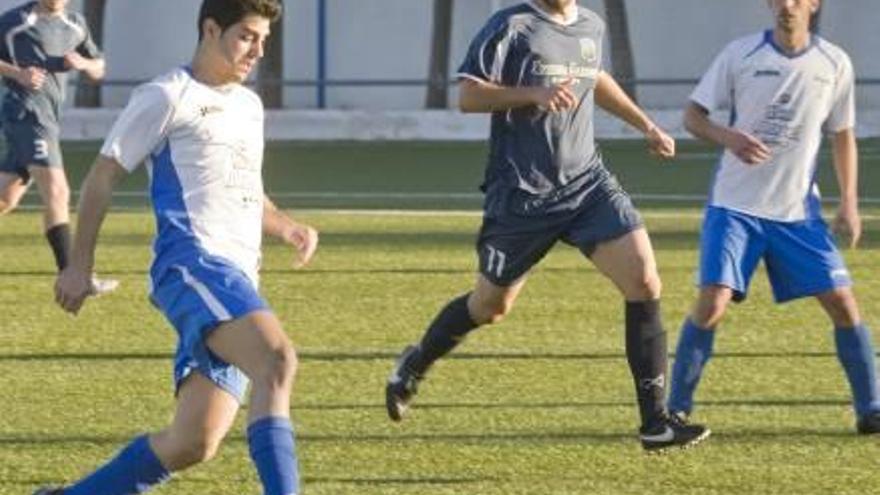 El Oliva ya suma 13 partidos invicto y el Real CF aumenta su renta de líder tras remontar un 3-0