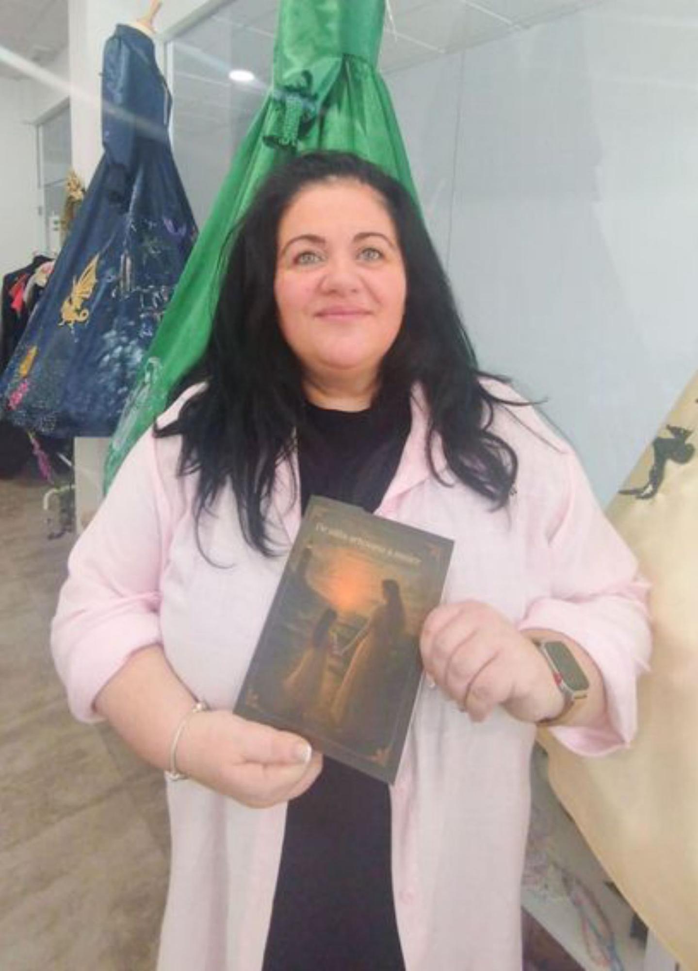Campaña, con su libro.