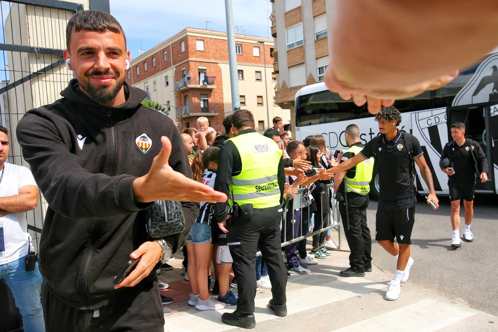 Así ha recibido al autobús del equipo la afición del CD Castellón