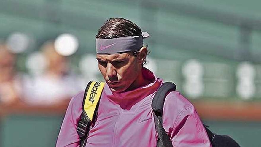 Rafel Nadal, con semblante serio en un entrenamiento en Indian Wells.