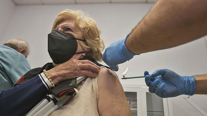 Sanidad afirma que ya ha vacunado a todos los mayores de 80 años