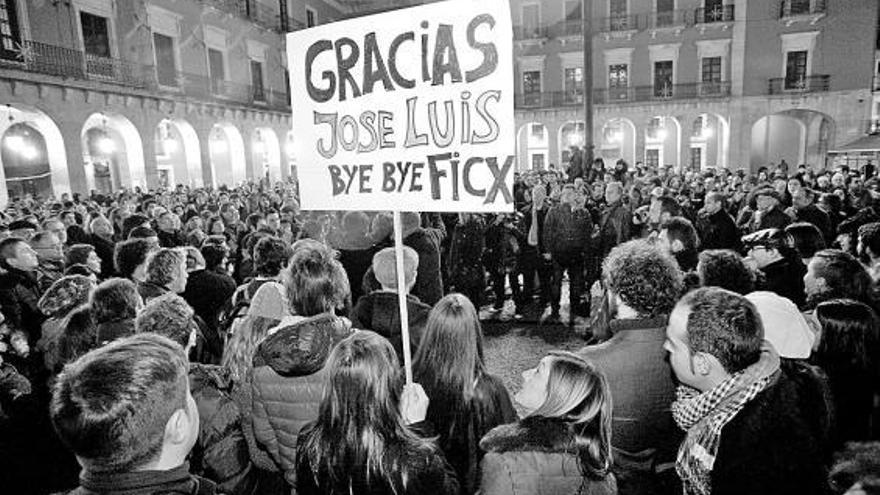 Los manifestantes, ayer, durante la concentración en la plaza Mayor contra la destitución de José Luis Cienfuegos.