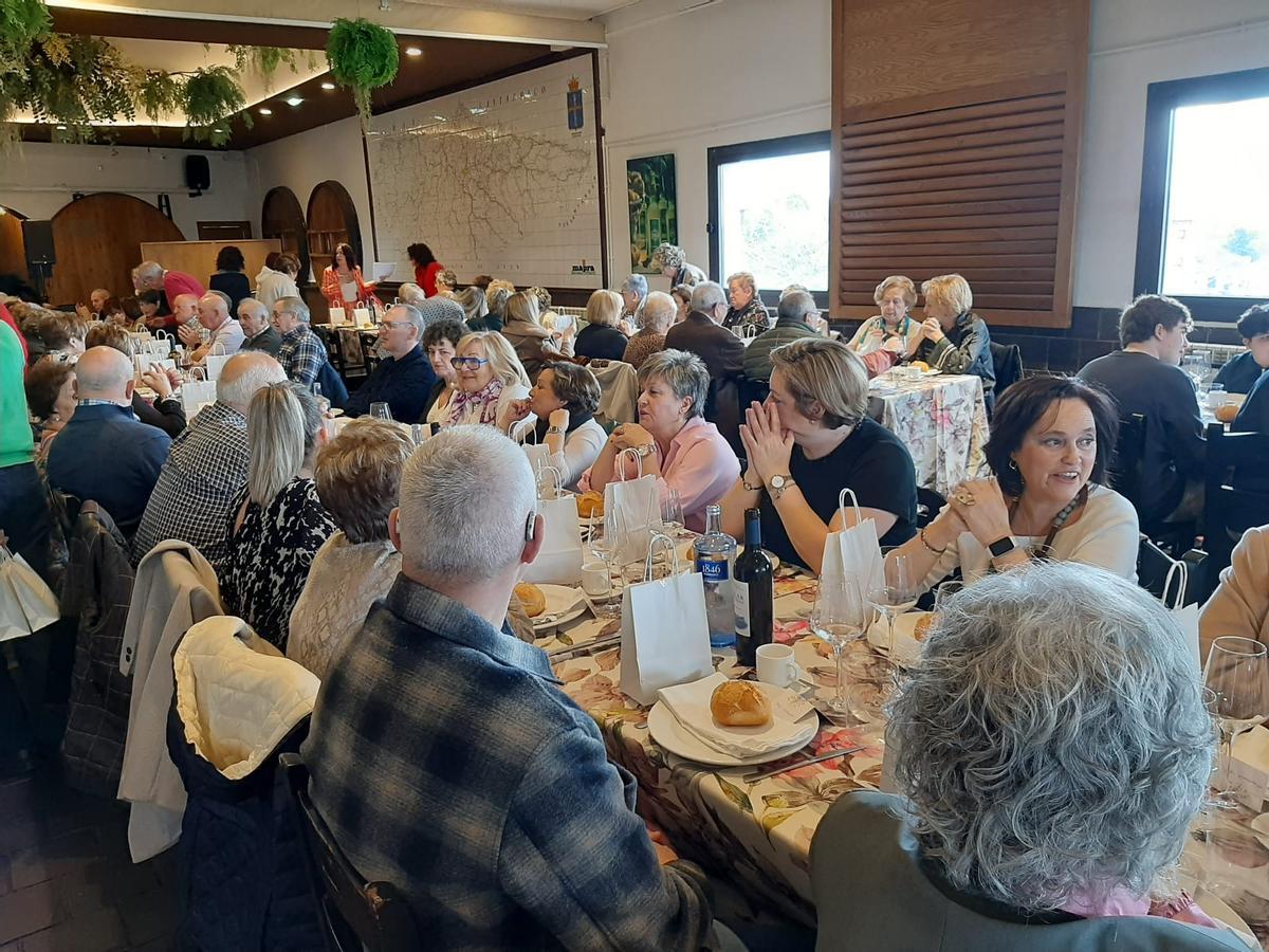 Asistentes a la comida de homenaje de la Asociación Amigos de El Berrón