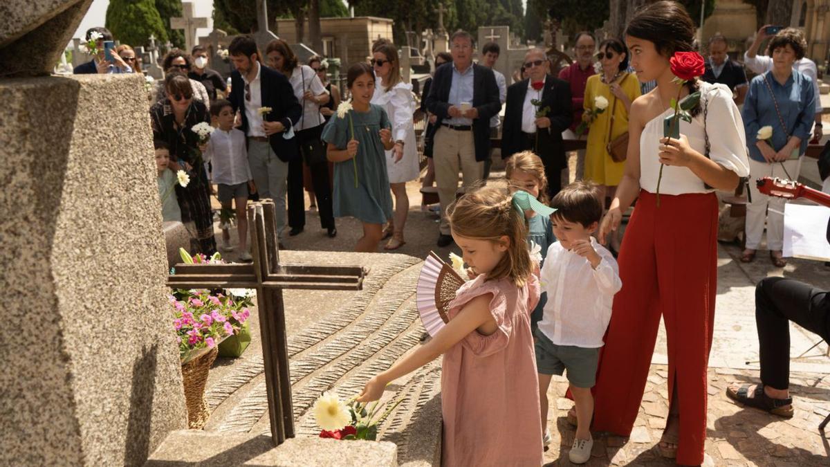 Familia de la pareja coloca flores en la tumba que comparten ambos desde junio. | Jose Luis Fernández