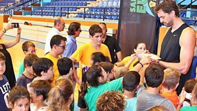 Pau Gasol visitó las escuelas de verano hace dos años.