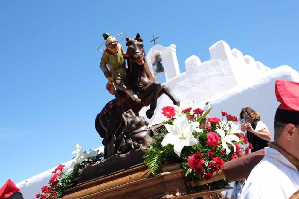 Han disfrutado de la misa, procesión y de un desfile de carros antiguos