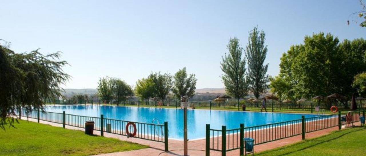 Piscina de los Colegios Mayores de la UCO.