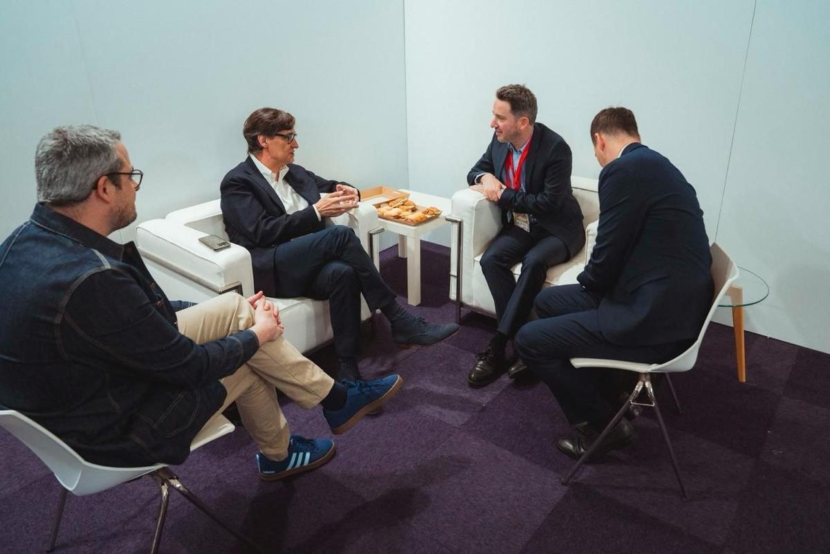 El president Salvador Illa con el economista francés Gabriel Zucman en la cumbre progresista de Barcelona.