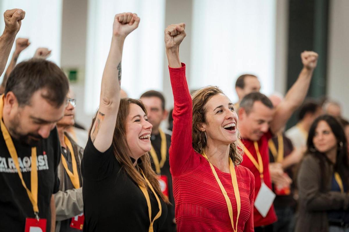 Laia Estrada y Laure Vega, diputadas de la CUP en el Parlament, celebran el final del Procés de Garbí