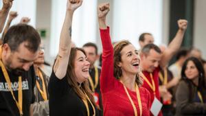 Laia Estrada y Laure Vega, diputadas de la CUP en el Parlament, celebran el final del Procés de Garbí