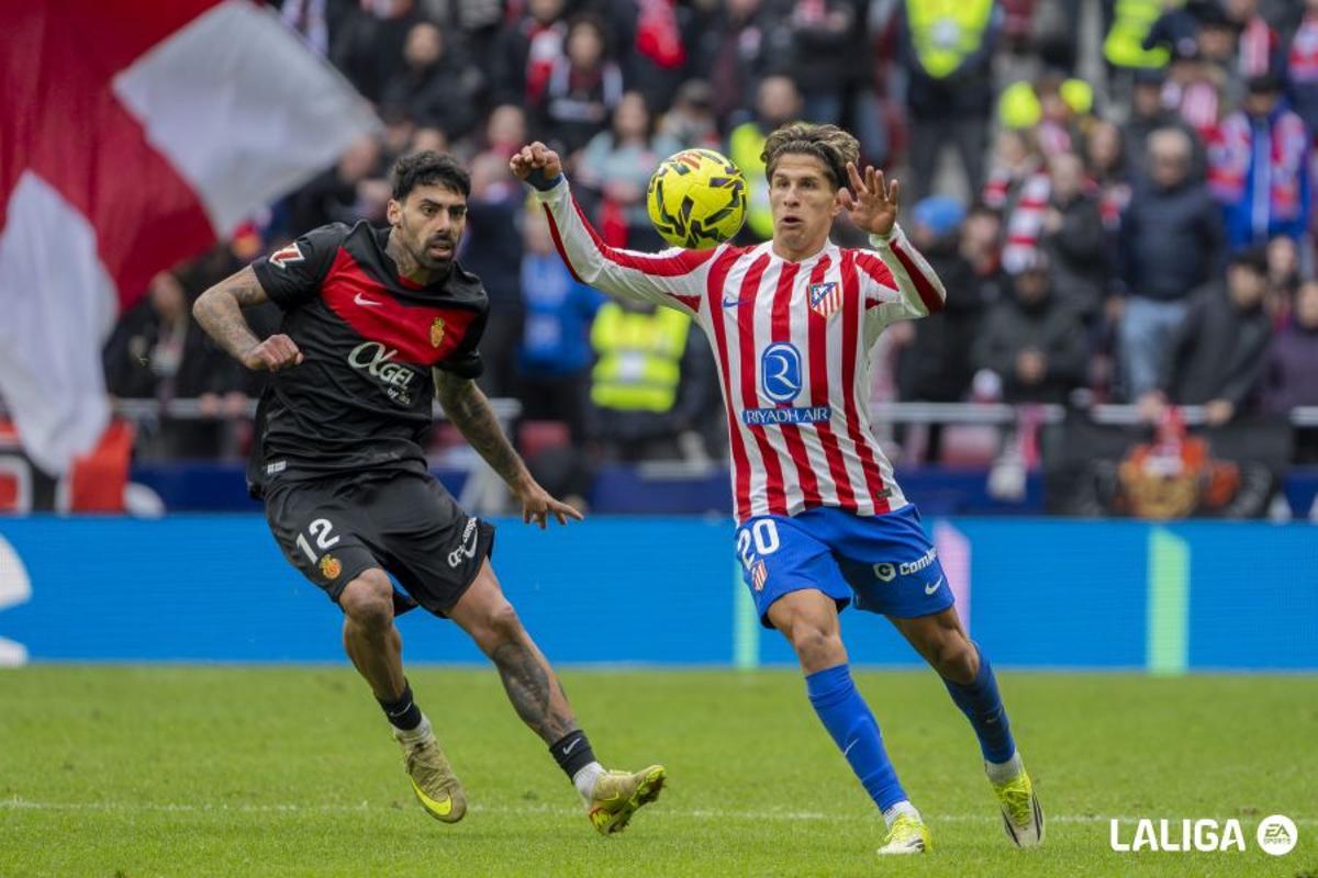Samu Costa presiona a Giuliano Simeone en el partido ante el Atlético.