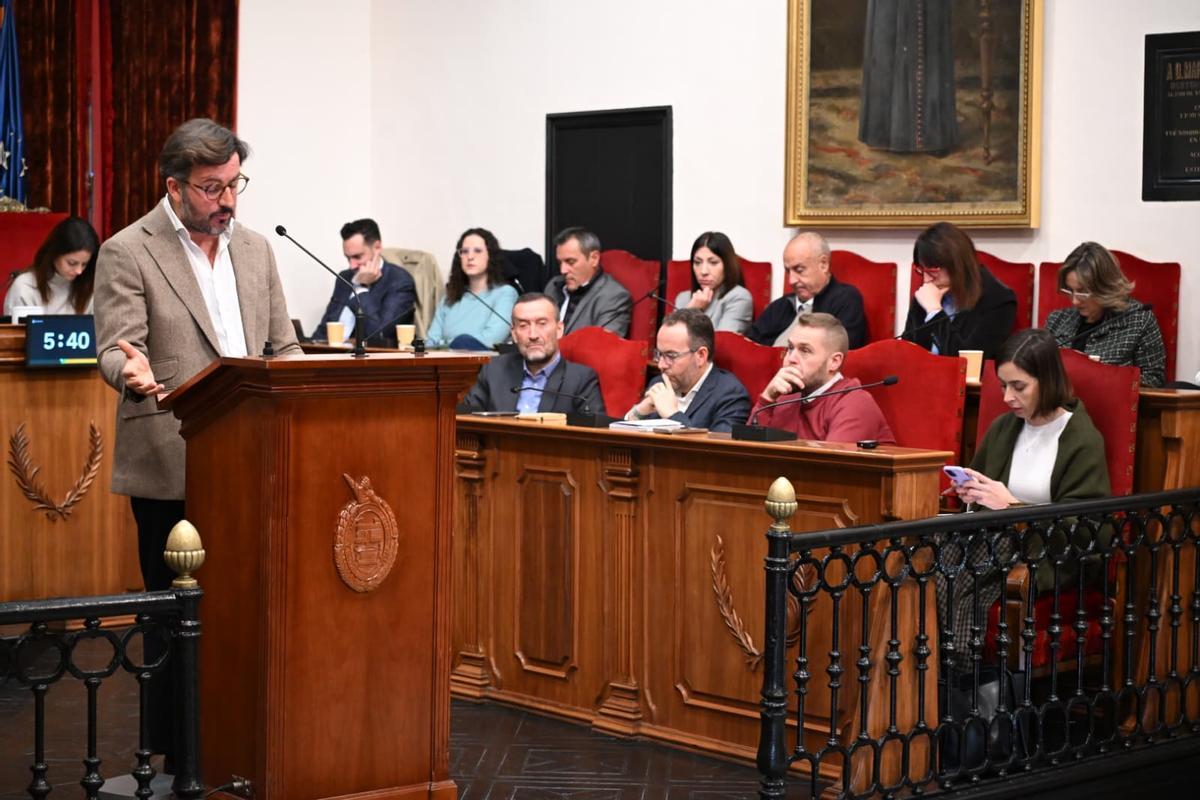 El alcalde, durante su intervención, con los portavoces y los concejales de la oposición a la izquierda.