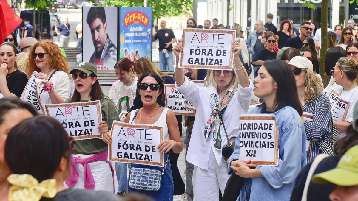 Trabajadoras del textil, en la plaza de Lugo.