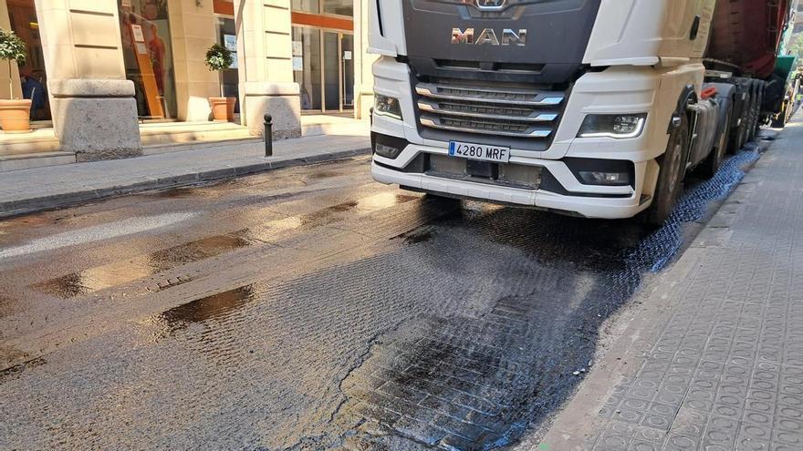 El reasfaltatge del carrer de Carrió de Manresa fa aflorar les antigues llambordes