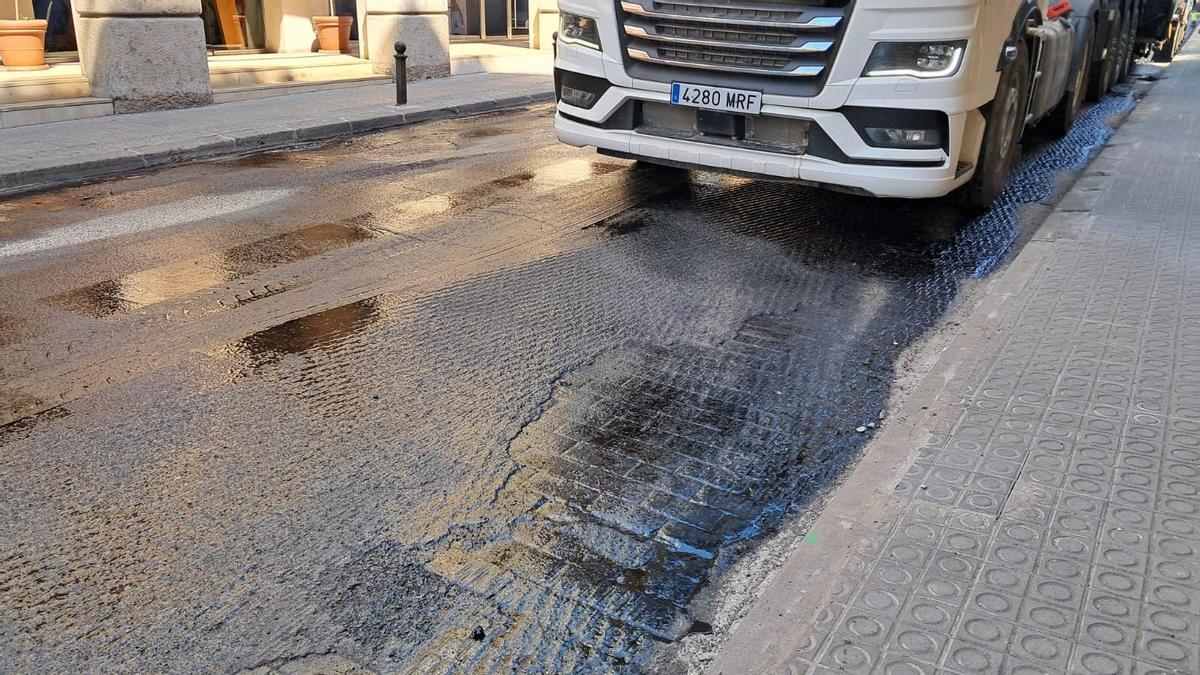 Les llambordes del carrer de Carrió han sortit a sota de la capa d'asfalt que s'ha retirat per posar-ne una de nova