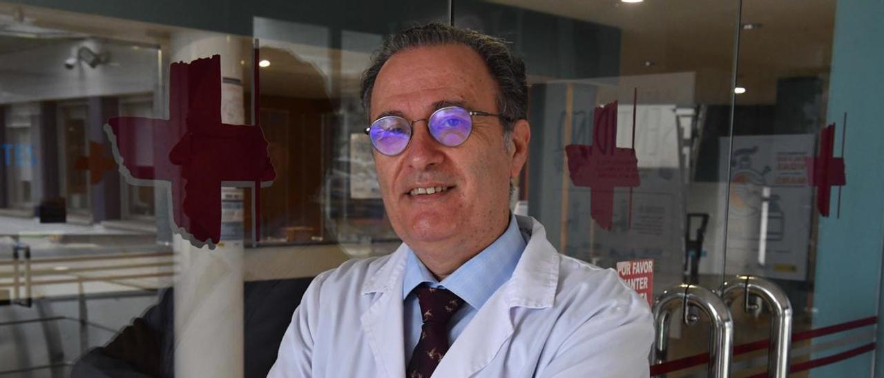 El doctor Francisco Blanco García, en el Hospital Universitario de A Coruña (Chuac).