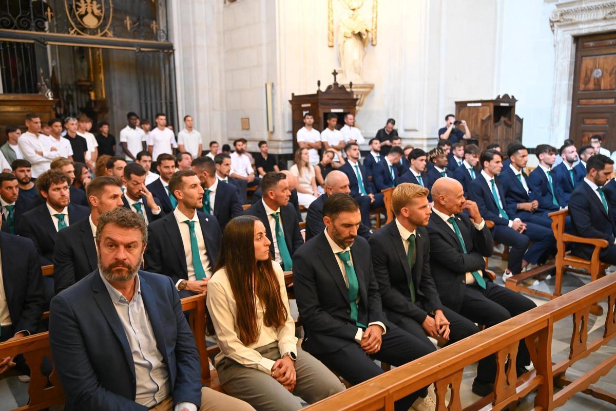 Rafa Mir, ante el confesionario durante la ofrenda a la Patrona