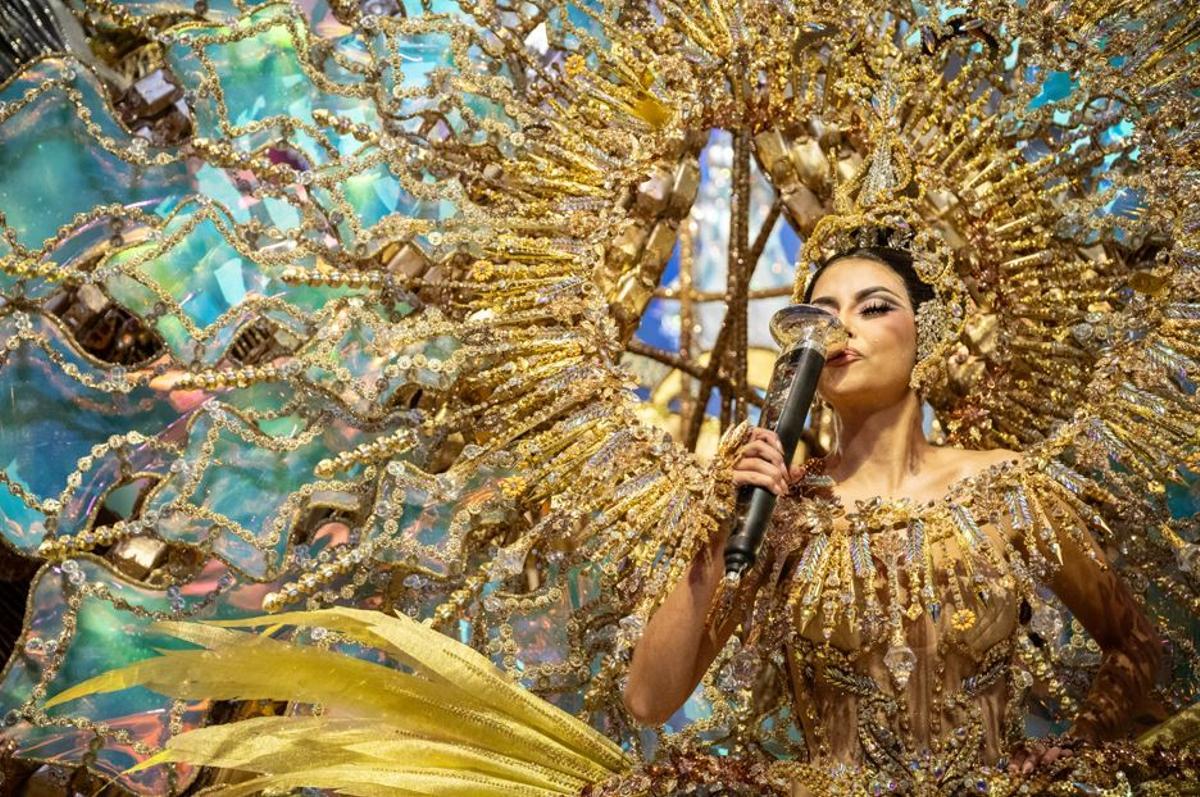 Reina del Carnaval 2024, Corina Mrazek González, con la fantasía El mundo, un diseño de Santi Castro, en representación de Centro Comercial Añaza Carrefour.