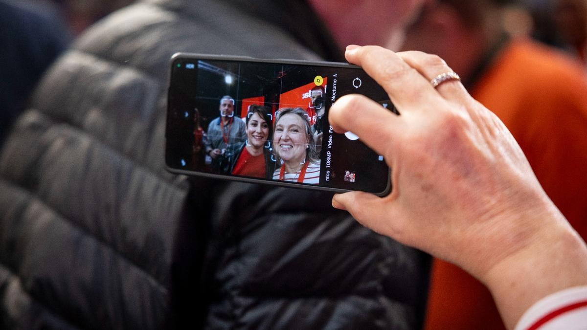Una militante se hace un selfi con la ministra de Vivienda, Isabel Rodríguez.